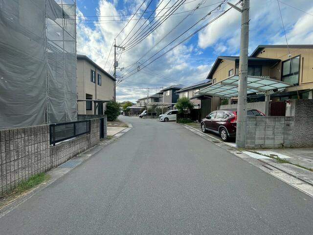 岡山市北区小山の中古一戸建の前面道路含む現地写真|分譲地街並み