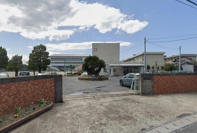 岡山市北区吉備津の新築一戸建の駐車場|岡山市立高松中学校まで3,100m