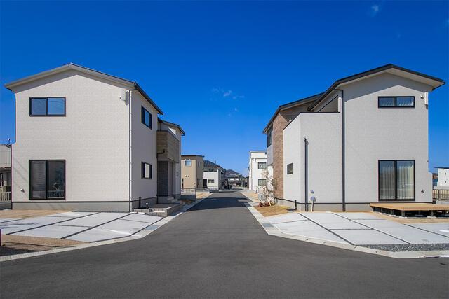 岡山市北区辛川市場の中古一戸建の前面道路含む現地写真|日照通風が良好。四季折々の季…