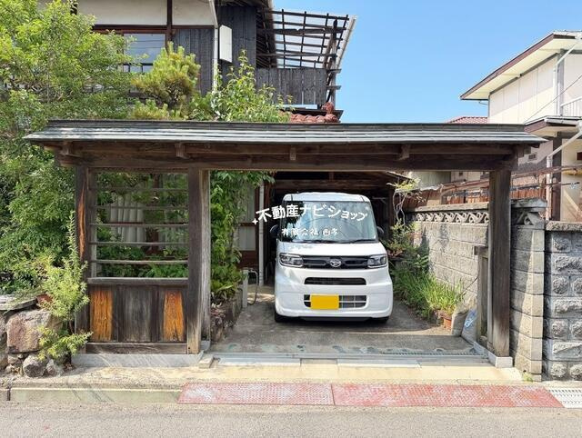 岡山市北区加茂の中古一戸建の駐車場