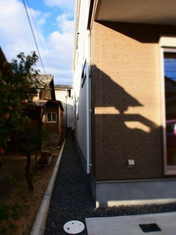 岡山市北区奥田１丁目の新築一戸建のその他|お隣との幅もあるので安心。