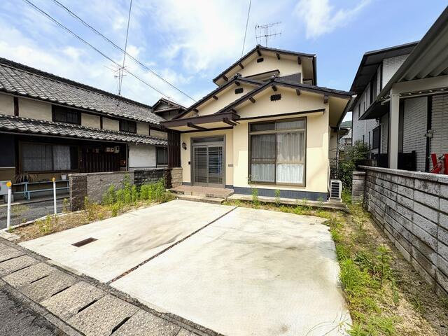 岡山市北区足守の中古一戸建の駐車場