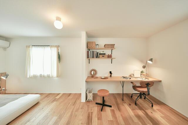 岡山市北区平田の中古一戸建の居間・リビング|寝室にはデスクワークスペース…
