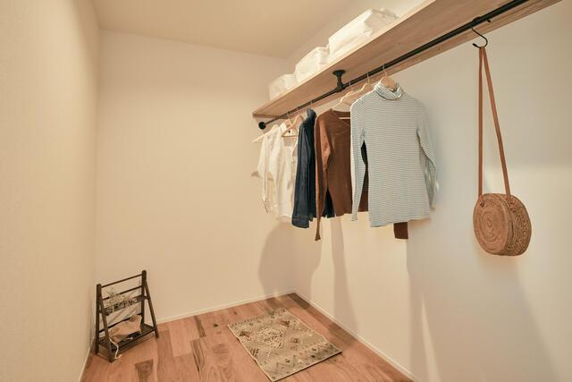 岡山市北区平田の中古一戸建の玄関|主寝室には洋服をたくさん収納…
