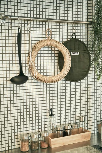 岡山市北区平田の中古一戸建のその他|キッチンの壁には料理道具をか…