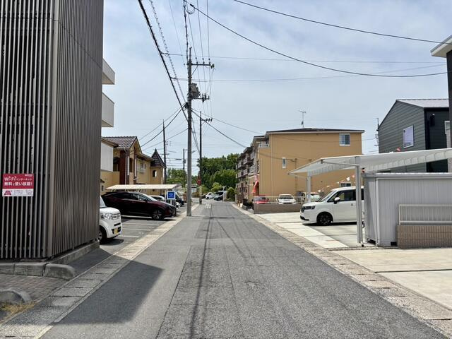 岡山市北区平田の中古一戸建の前面道路含む現地写真|前面道路