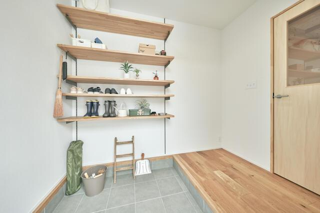岡山市北区平田の中古一戸建のその他|玄関入ってすぐ横には稼働棚が…