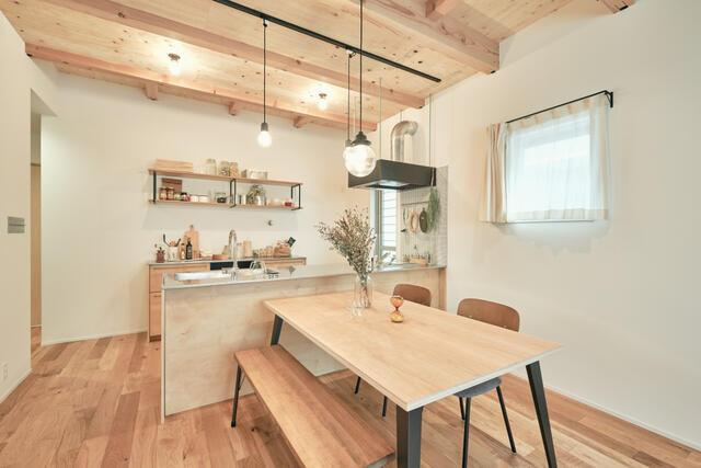 岡山市北区平田の中古一戸建のキッチン|ダイニングはキッチンに面して…