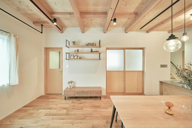 岡山市北区平田の中古一戸建の内装|リビングは、自然光がたっぷり…