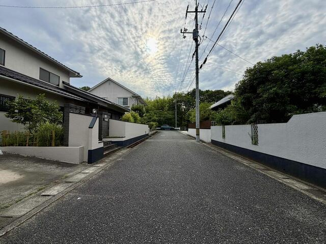 岡山市北区芳賀の中古一戸建の周辺|前面道路です。