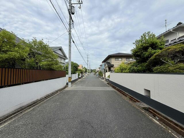 岡山市北区芳賀の中古一戸建のその他|前面道路です。