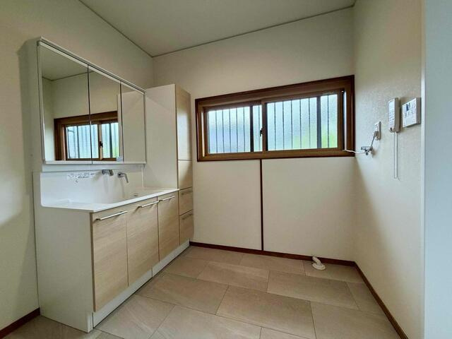岡山市北区芳賀の中古一戸建の和室|洗面台です。