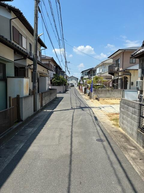 岡山市北区庭瀬の新築一戸建の前面道路含む現地写真|（1号棟）