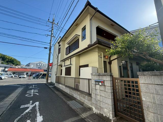 岡山市北区西崎１丁目の中古一戸建の前面道路含む現地写真
