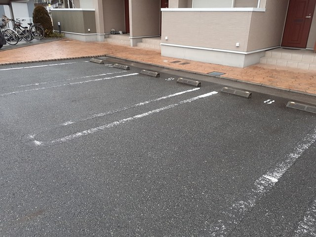 サニー　ハピネスの駐車場