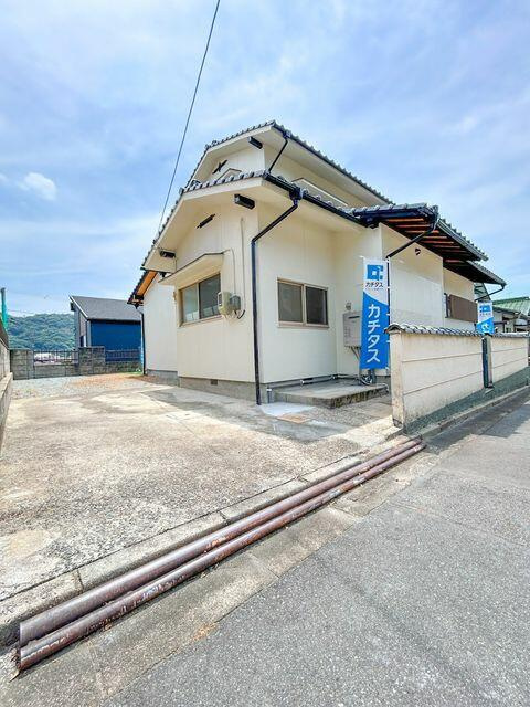 岡山市北区津高の中古一戸建の前面道路含む現地写真|【リフォーム済】駐車場の様子…