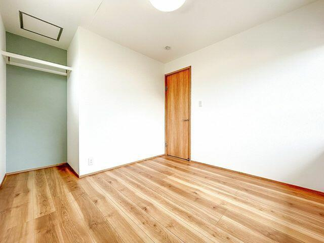 岡山市北区津高の中古一戸建の洋室|【リフォーム済】２階約４．５…