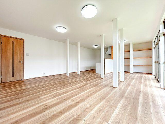 岡山市北区津高の中古一戸建の居間・リビング|【リフォーム済】リビング別角…