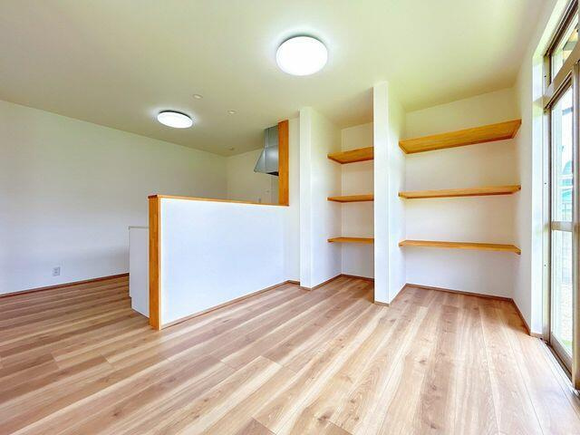 岡山市北区津高の中古一戸建の居間・リビング|【リフォーム済】キッチン前に…
