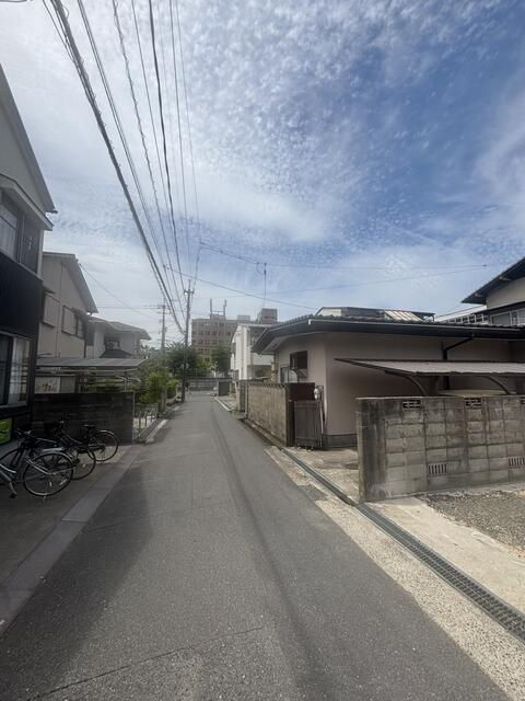 岡山市北区津島東４丁目の中古一戸建の前面道路含む現地写真