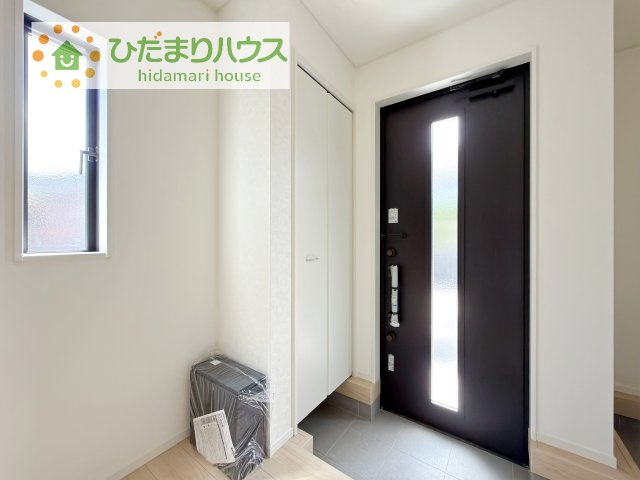 【玄関】 | 土浦市天川第4　新築戸建 | 毎日「行ってきます」「ただいま」をいう玄関は明るく光が差し込みます♪