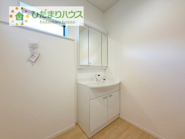 【独立洗面台】 | 土浦市天川第4　新築戸建 | 三面鏡の大きな鏡は憧れます(^^♪
鏡の後ろは収納となっていて、細かいものでも収納できるのでスッキリと整理できます！