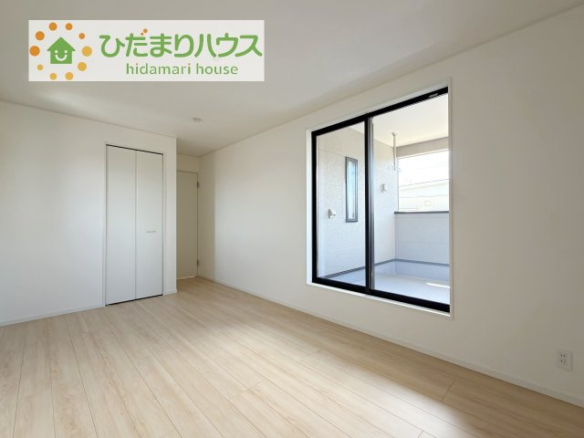 【寝室】 | 土浦市天川第4　新築戸建 | バルコニーに面していて、たっぷり光りの入る明るい主寝室です！