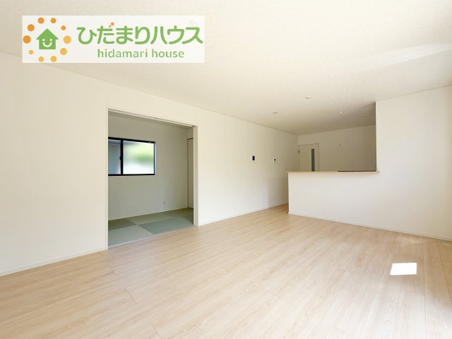 【居間・リビング】 | 土浦市天川第4　新築戸建 | お子様が元気に遊べる広々としたリビングです！