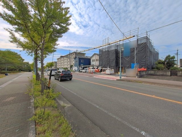 【前面道路含む現地写真】 | 知多市つつじが丘１丁目　１号棟