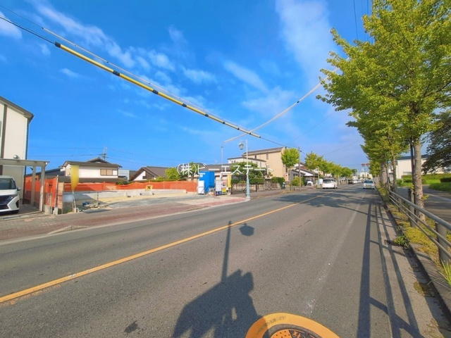 【前面道路含む現地写真】 | 知多市つつじが丘１丁目　１号棟