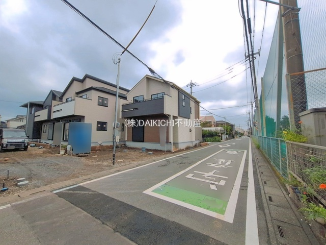 【前面道路含む現地写真】 | 坂戸市千代田2丁目5期　ブルーミングガーデン　新築戸建　全5棟　3号棟