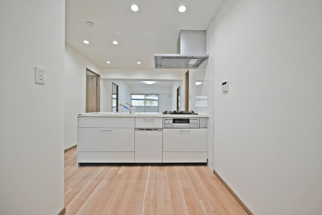 千里山ロイヤルマンション2番街D棟のキッチン|キッチンからリビングを一望できる対面式のため、お子様の様子を見守りながら家事ができます。