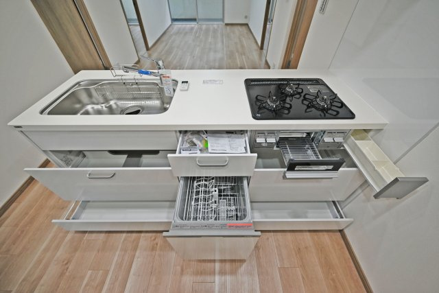 千里山ロイヤルマンション2番街D棟のキッチン|まとめて洗える食器洗浄機が備わっており、家事の時短に役立ちます。