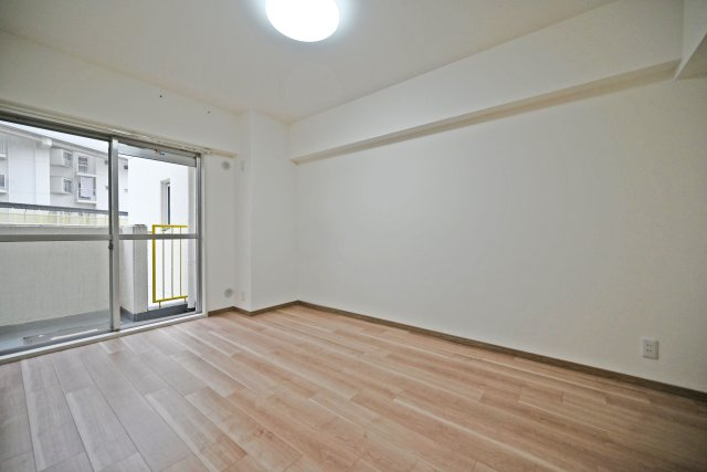 千里山ロイヤルマンション2番街D棟の子供部屋|洋室約6.4帖
子ども部屋に適した広さがあり、学習机やベッドもゆったりとレイアウトできます。