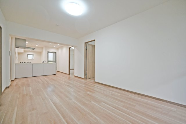 千里山ロイヤルマンション2番街D棟の居間・リビング|2026年8月リフォーム済み！北大阪急行「緑地公園」駅徒歩8分の立地です。落ち着いた住宅街に位置し、穏やかで暮らしやすい住環境が魅力です。