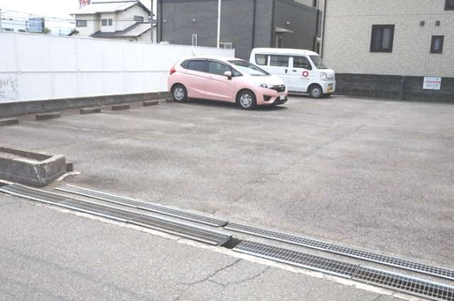 ルミエール沼北の駐車場