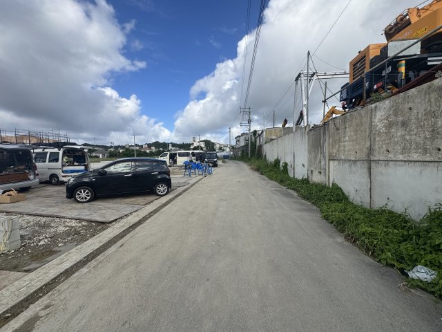 南城市大里仲間（全8棟）C号棟の前面道路含む現地写真|※南側公道5.5m♪