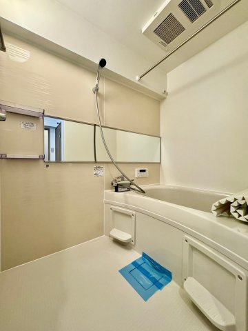 都島コーポの浴室|【同社施工例】※類似同仕様です。開口部のデザインや位置等のデザインが異なります。