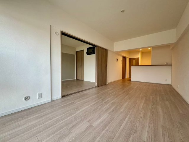 都島コーポの居間・リビング|【同社施工例】※類似同仕様です。開口部のデザインや位置等のデザインが異なります。