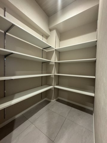 都島コーポの収納|【同社施工例】※類似同仕様です。開口部のデザインや位置等のデザインが異なります。