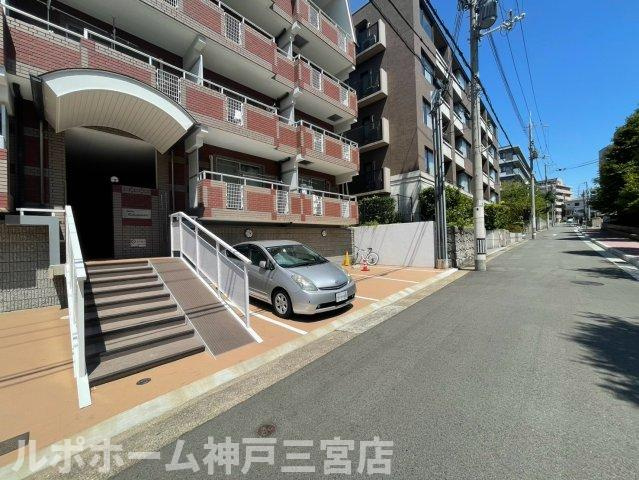 ジュリアス中山手のエントランス