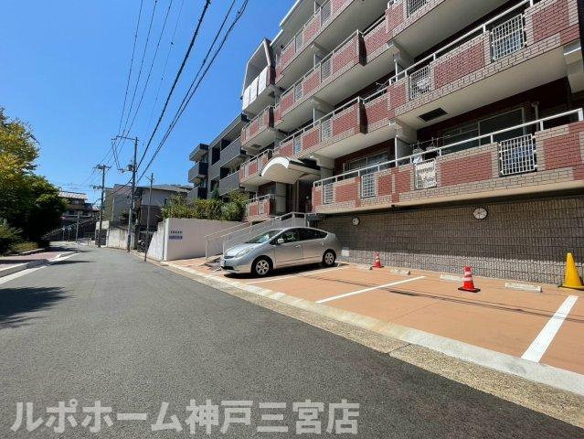 ジュリアス中山手の駐車場