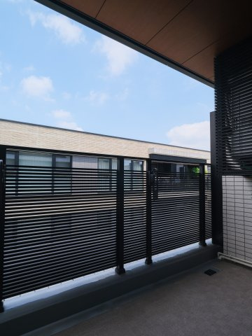 ジオ市ヶ谷払方町 彩の館のバルコニー|広がる空を眺めながら、気軽にリフレッシュできるバルコニーです。日常に心地よいゆとりをもたらしてくれます