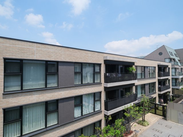 ジオ市ヶ谷払方町 彩の館の展望|都市の鼓動を感じながら、空に溶け込む日常を愉しめる住まいです。視界の先に広がる、凛とした青空が日々をアップデートしてくれます