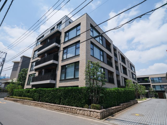 ジオ市ヶ谷払方町 彩の館の外観|都心の高台、屋敷町の風情が息づく地に佇む低層レジデンスです。徒歩圏内にスーパーやコンビニ等があり、住環境良好です。２匹までペット飼育可能（規約有）です