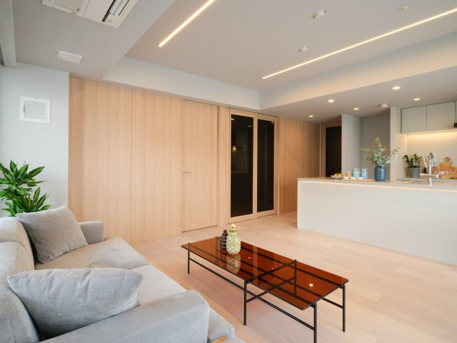 ジオ市ヶ谷払方町 彩の館の居間・リビング|ユナイテッドアローズ社がもつブランドの世界観を住空間に落とし込みながら、従来の様式美や一過性のトレンドに流されることなく、暮らしの普遍を丁寧に見つめながら住空間づくりを目指し施したリノベーションです