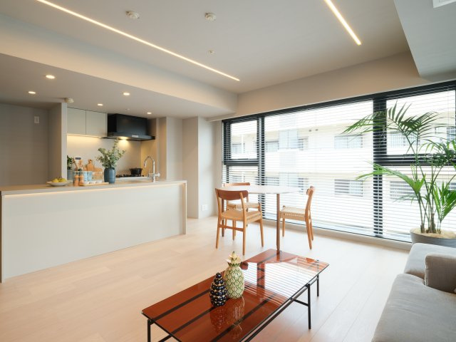 ジオ市ヶ谷払方町 彩の館の居間・リビング|リビングダイニングには床暖房や天カセエアコンを新規設置しています。大切なペットも一緒に、ご家族皆様の快適な温度をご調整いただけます