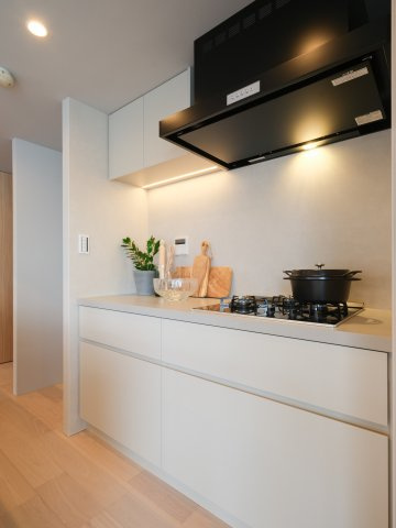 ジオ市ヶ谷払方町 彩の館のキッチン|キッチンはユナイテッドアローズ社オリジナルデザインで造作しました。照明が、柔らかく空間を照らします