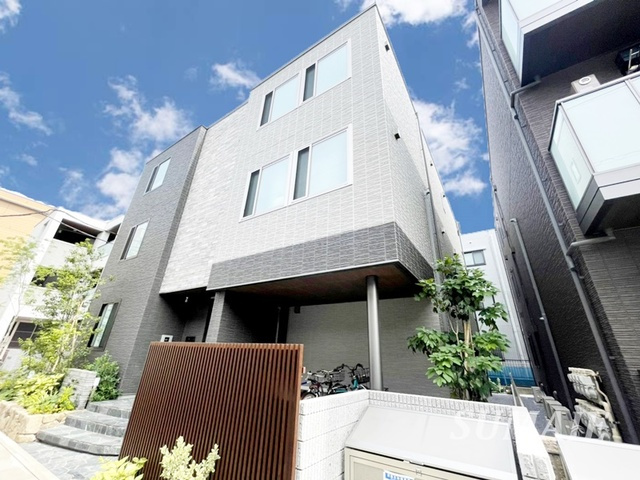 プレミアムコートの外観|３階建てのマンション☆