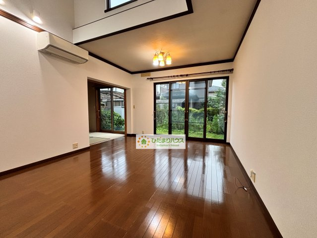 久喜市西大輪　中古一戸建ての居間・リビング